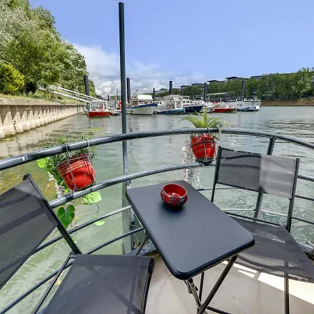 Sur L'eau & Rooftop Úszó hotel *
